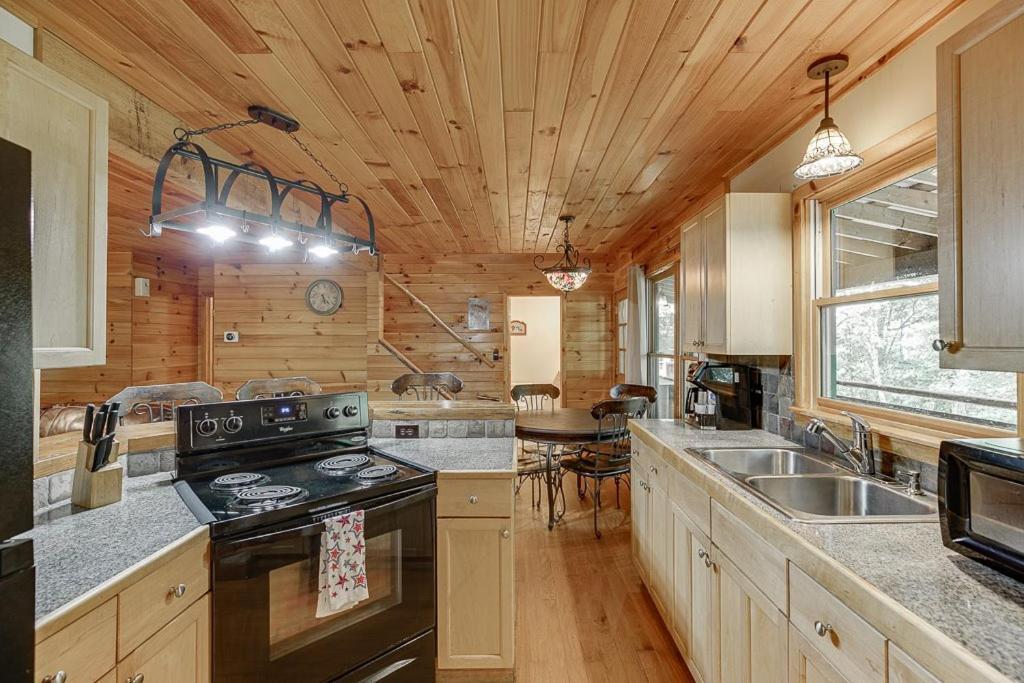 Cabin With Jacuzzi & Hydrotherapy Spanear Helen Cleveland Extérieur photo
