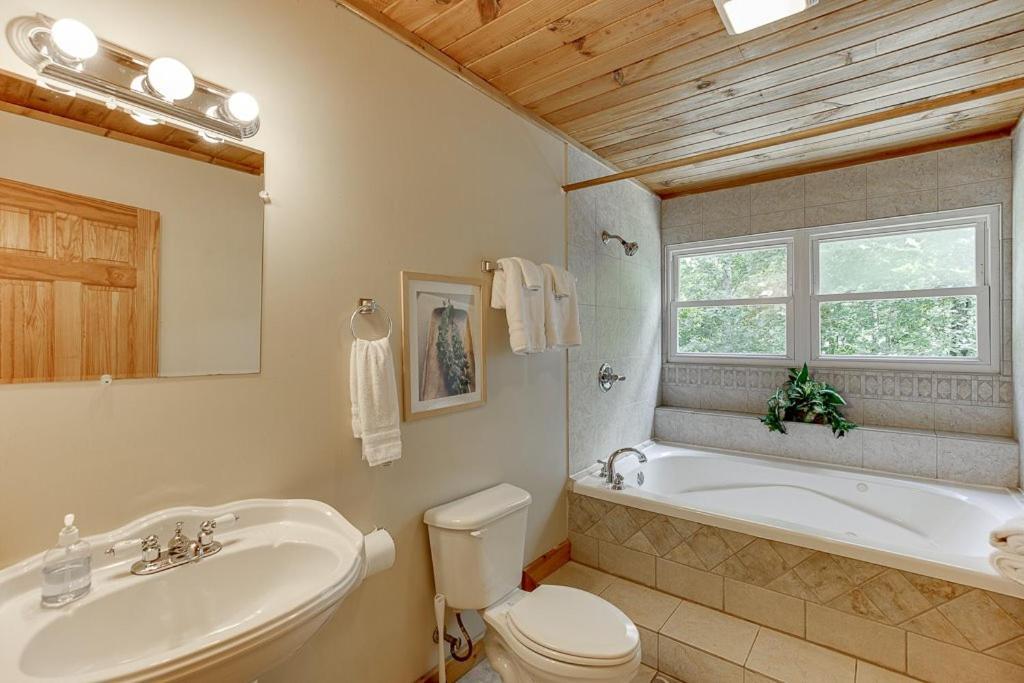 Cabin With Jacuzzi & Hydrotherapy Spanear Helen Cleveland Extérieur photo